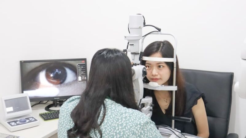 Professional Eye Test Malaysia: Signs You Need One Now 1 eye health adult featured image min