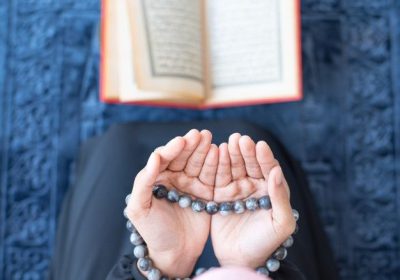 Premium-Photo-_-Muslim-woman-pray-with-beads-and-read-quran