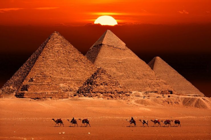 Private Day Tour to Giza Pyramids, Sphinx, Egyptian Museum, and Bazaar