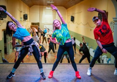 male-and-female-students-at-performing-arts-school-rehearsing-ballet-in-dance-studio-using-barre-768×512-1