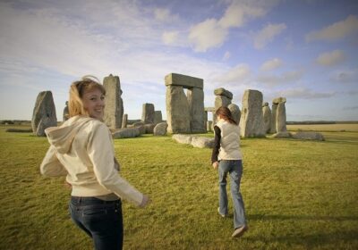 N-England-Stonehenge-tourists