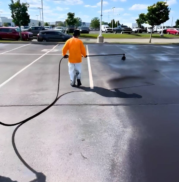 Experienced Asphalt Sealcoating Columbus for Long-Term Pavement Care